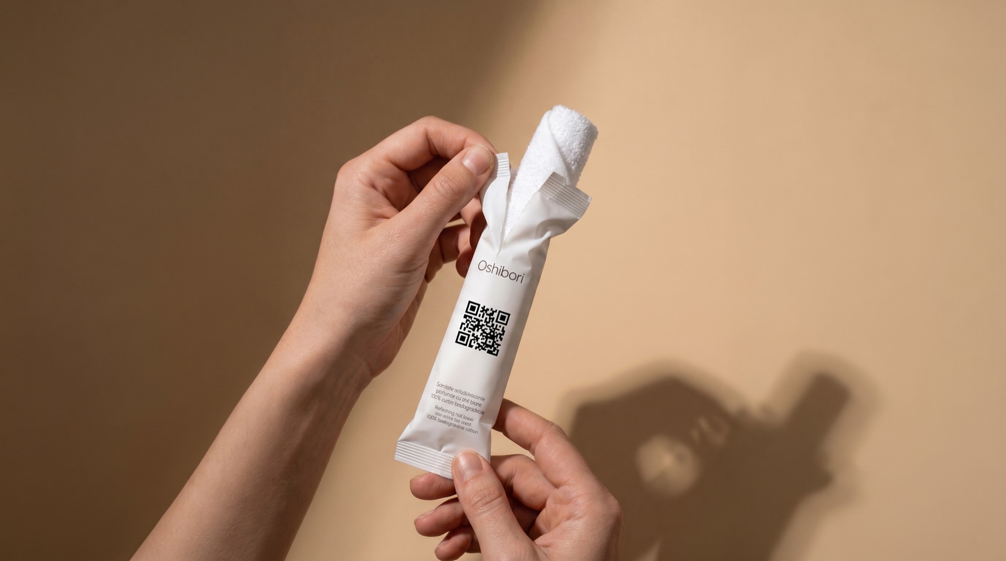 Oshibori brandé prêt à être servi dans un établissement premium