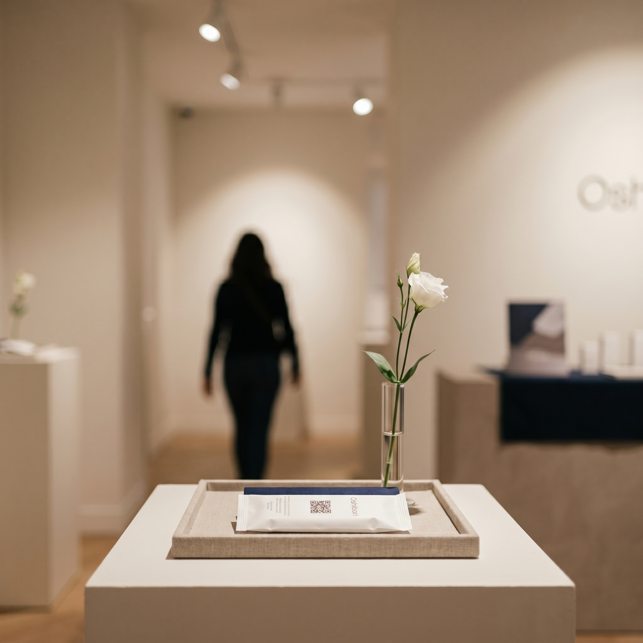 Vernissage de marque, oshibori présenté sur un présentoir d'exposition